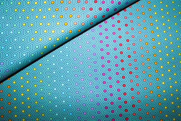 Designerbaumwolle Tula Pink Hexy rainbow peacock (10 cm)